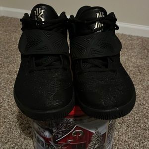 Men’s Nike Kyrie Irving’s (Black). Size 12, Excellent Condition!